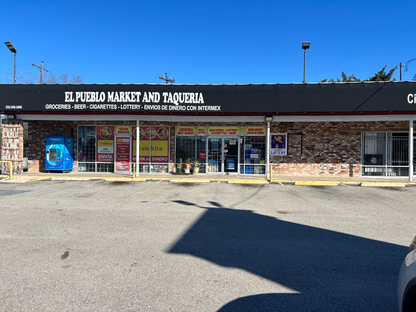 Fachada de El Pueblo Market and Taqueria en Houston - Mexican grocery store Houston
